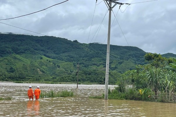 Điện lực miền Bắc khắc phục ảnh hưởng lưới điện sau bão số 2