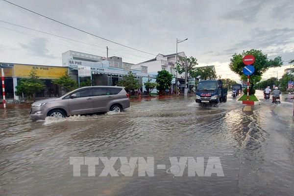 Nhiều tuyến đường nội ô thành phố Bạc Liêu ngập sâu sau cơn mưa