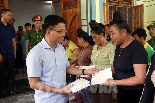 Phó Thủ tướng Lê Thành Long kiểm tra, thăm hỏi người dân vùng ngập lụt ở Sơn La