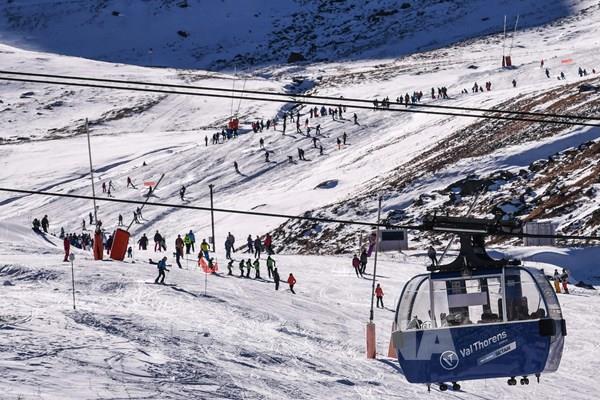 Pháp: Lở băng trên dãy Alps gây thương vong, nhiều người mắc kẹt