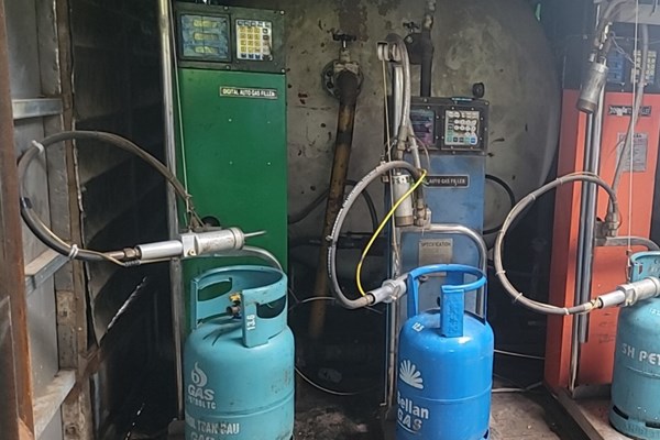 Bắt quả tang cơ sở san, chiết, nạp LPG trái phép từ bồn chứa khí vào bình