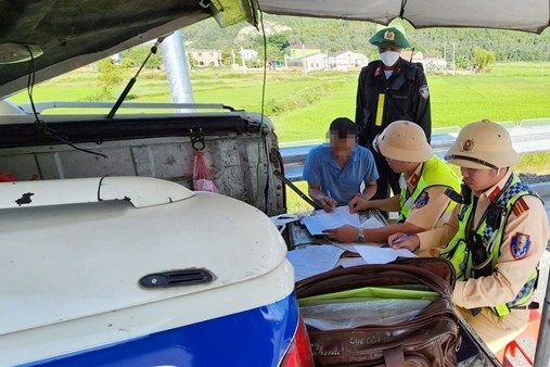 Xử lý tài xế xe đầu kéo dương tính với ma túy, điều khiển xe đi vào đường cấm