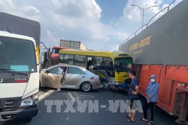 Nhanh chóng thông đường ra sân bay Nội Bài sau tai nạn liên hoàn giữa 5 xe ô tô