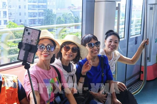 Ngày đầu vận hành tuyến metro Nhổn - Ga Hà Nội: Người dân háo hức trải nghiệm