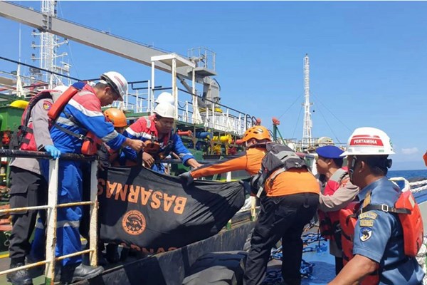 Tàu chở dầu bốc cháy ngoài khơi Indonesia, 5 thủy thủ thiệt mạng