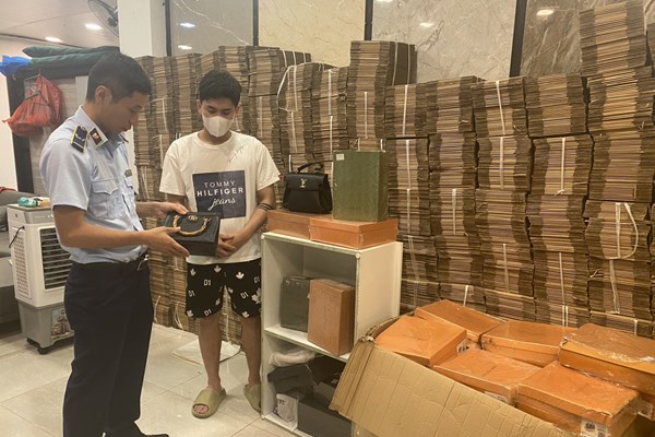Tạm giữ sản phẩm giả mạo nhãn hiệu nổi tiếng kinh doanh qua Facebook