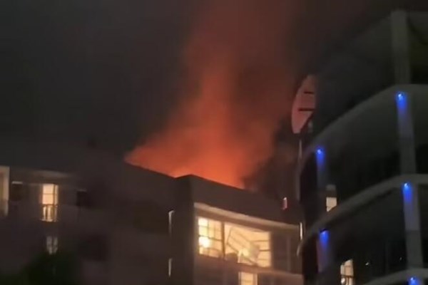 Trực thăng đâm vào khách sạn ở thành phố du lịch của Australia