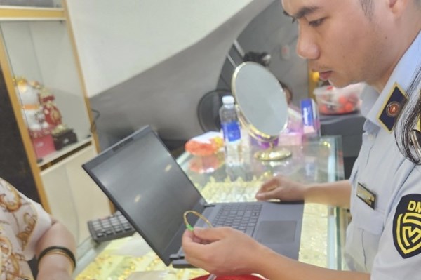 Tạm giữ nhiều sản phẩm trang sức kim loại màu vàng có dấu hiệu giả mạo 