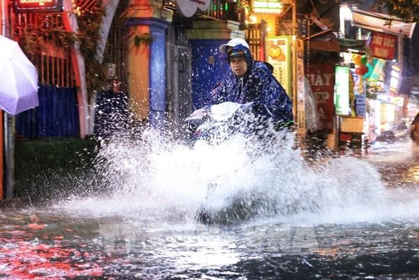 Hà Nội mưa to, ngập úng cục bộ nhiều tuyến phố