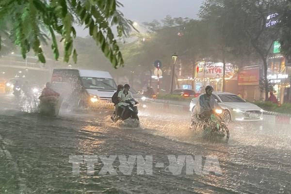 Mưa lớn kèm dông sét trước bão số 3 ở khu vực Thủ đô Hà Nội