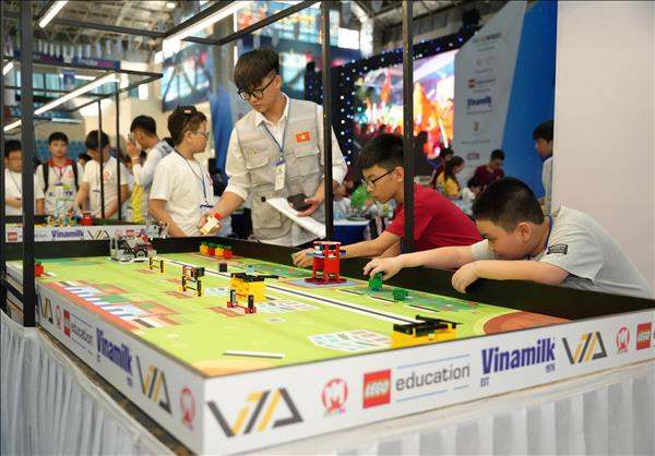 Câu chuyện phát triển bền vững tại Vinamilk được mô phỏng trong ROBOTACON WRO 2024