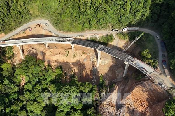 Sớm hoàn thành nâng cấp Quốc lộ 8A trước mùa mưa