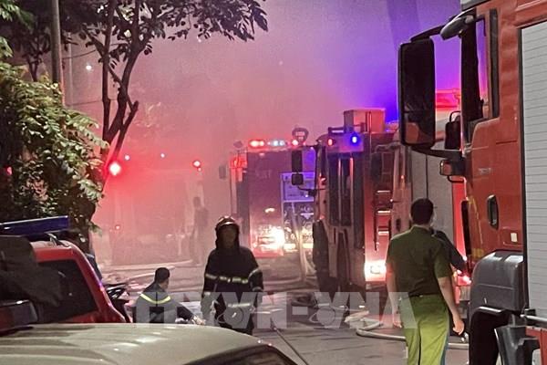 Cháy lớn tại ngôi nhà đang sửa chữa ở phố Phó Đức Chính, Hà Nội