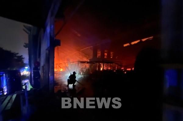 Bình Dương: Cháy lớn tại công ty chuyên sản xuất giường, tủ