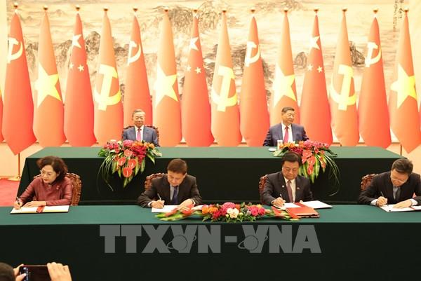 Tổng Bí thư, Chủ tịch nước Tô Lâm cùng Tổng Bí thư, Chủ tịch Trung Quốc Tập Cận Bình chứng kiến lễ ký kết các văn kiện hợp tác