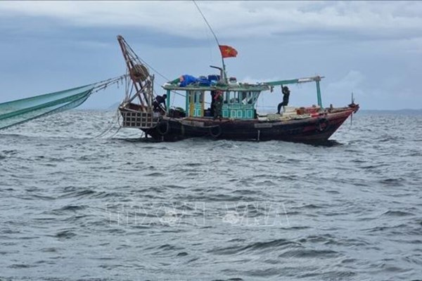 Cứu hộ thành công tàu cá cùng 15 thuyền viên gặp nạn trên biển Phú Quý (Bình Thuận)