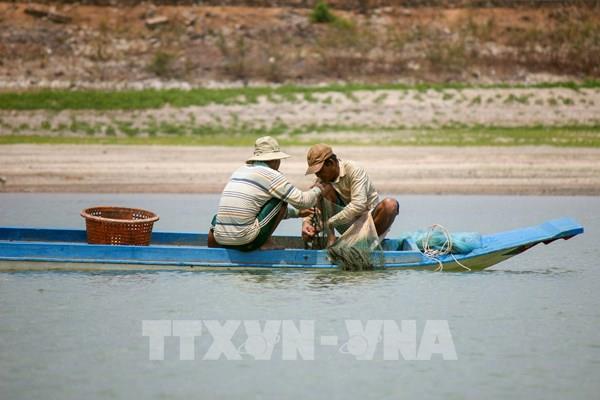 Ngăn chặn khai thác tận diệt nguồn lợi thủy sản trên sông, hồ