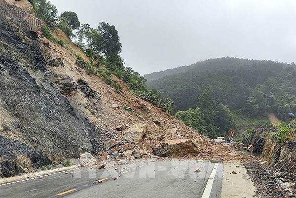 Điện Biên: Sạt lở đất đá vùi lấp hoàn toàn mặt đường tại Quốc lộ 12