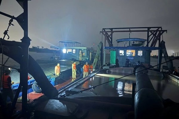 Hà Nội: Mật phục bắt "cát tặc" trên sông Hồng