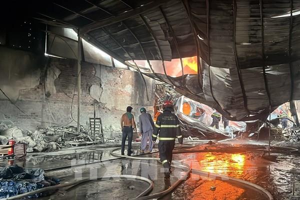 Cháy lớn tại cơ sở thu mua phế liệu ở Bình Dương