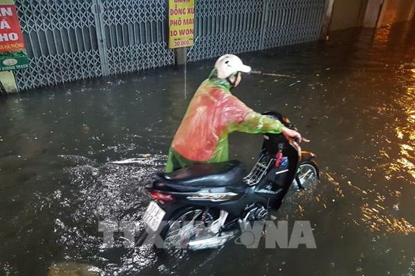 Hình ảnh nhiều tuyến phố của Hà Nội chìm trong biển nước sau mưa lớn