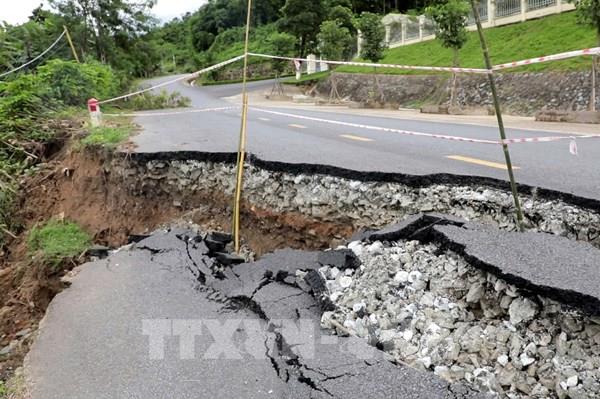 Sạt lở nghiêm trọng trên Quốc lộ 15C nối huyện biên giới Mường Lát về xuôi