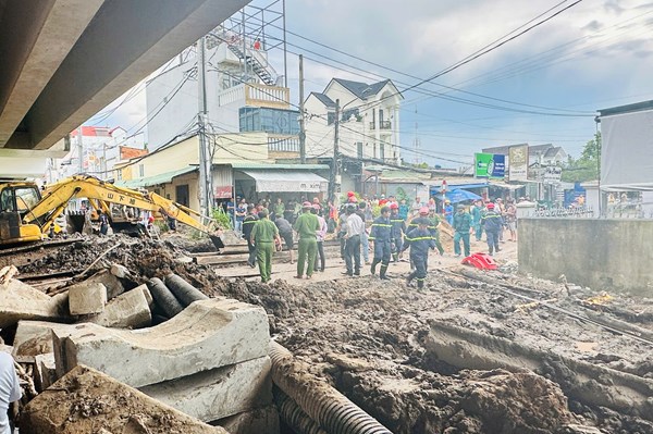 Thi công cống thoát nước, hai công nhân bị vùi lấp