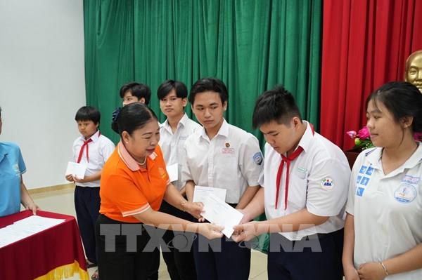 Tiếp sức cho học sinh, sinh viên có hoàn cảnh khó khăn đến trường ​