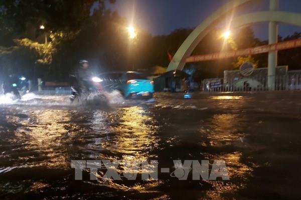 Mưa xối xả vào chiều tối, nhiều tuyến phố Hà Nội ngập sâu