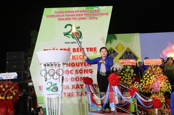 Bến Tre: "25 năm - sáng mãi ngọn lửa tình nguyện"