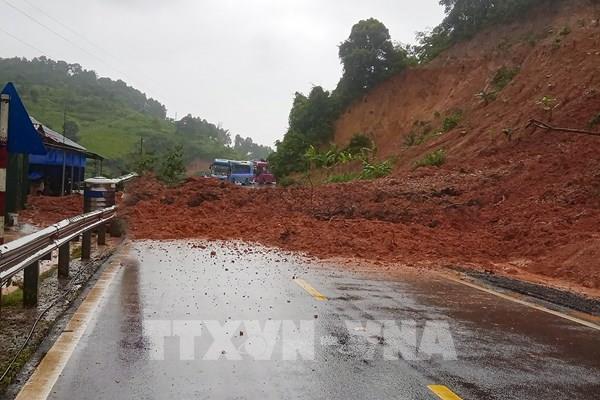 Sạt lở gây ách tắc giao thông trên nhiều tuyến đường huyết mạch ở Điện Biên