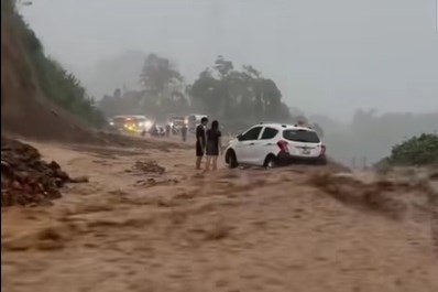 Hòa Bình: Sạt lở khu vực dốc Cun trên Quốc lộ 6 gây ách tắc nhiều giờ