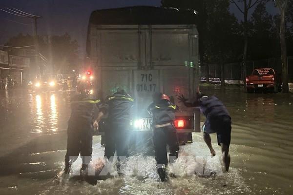 Bình Dương hỗ trợ người dân vượt qua các điểm ngập do mưa lớn