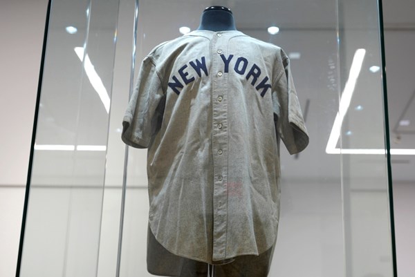 Kỷ lục hơn 24 triệu USD cho chiếc áo đấu của huyền thoại bóng chày Mỹ Babe Ruth