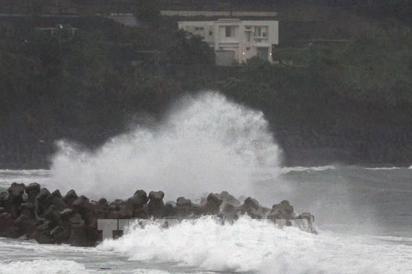 Diễn biến bão số 3: Sóng lớn vùng gần tâm bão cao 10-12m