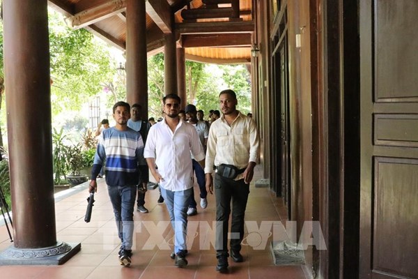 Trên 100 tàu đón đoàn khách Ấn Độ tham quan vịnh Hạ Long