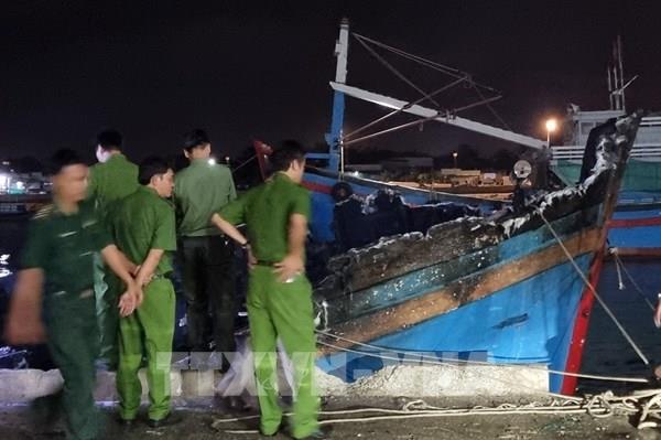 Một tàu cá neo ở cảng Ninh Chữ bốc cháy trở lại