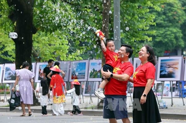 Người dân nô nức dạo chơi, ngắm cảnh Hà Nội trong ngày đầu nghỉ lễ Quốc khánh