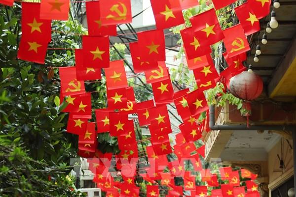 Ngõ nhỏ Hà Nội rực rỡ sắc đỏ chào mừng Quốc khánh 2/9