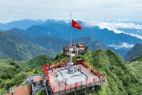 Lễ thượng cờ trên đỉnh Fansipan chào mừng Quốc khánh 2/9