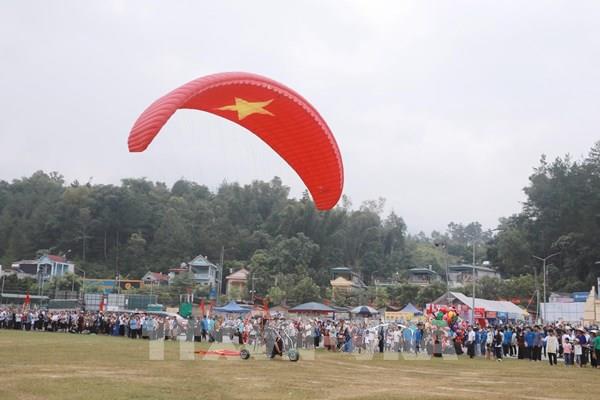 Lai Châu: Đồng bào dân tộc Mông tấp nập xuống phố vui Tết Độc lập