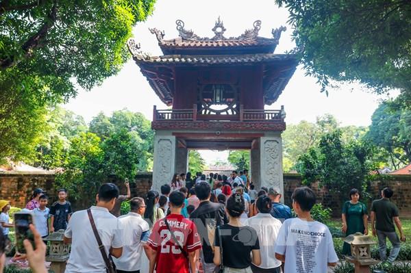 Người dân Thủ đô tham quan khu di tích Văn Miếu - Quốc Tử Giám ngày Quốc khánh 2/9