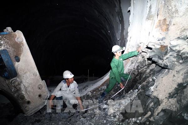 Những người thợ “vượt nắng, thắng mưa” khoan núi mở đường