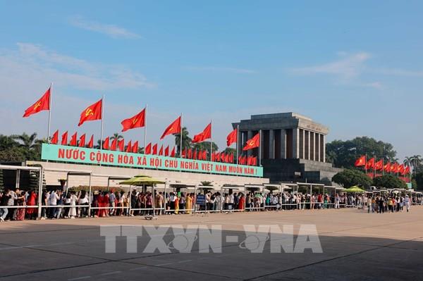 Hàng vạn người vào Lăng viếng Bác trong ngày kỷ niệm Quốc khánh 2/9