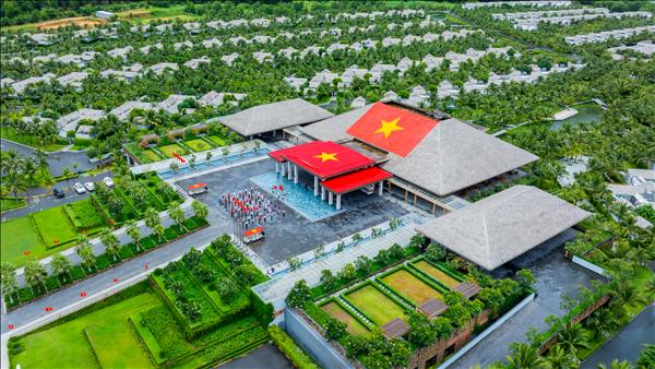 Du khách thích thú check-in giữa ngợp trời cờ đỏ sao vàng tại Nam Phú Quốc