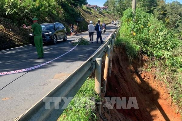 Khắc phục nhanh sự cố sạt lở, thông xe Quốc lộ 27