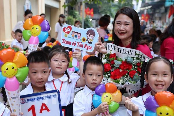 Thủ đô Hà Nội rộn ràng trong ngày "Toàn dân đưa trẻ tới trường"
