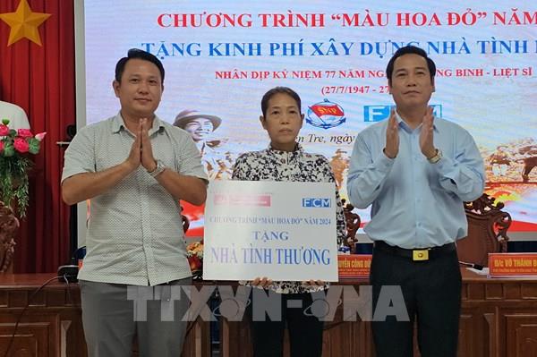Ban Tuyên giáo Trung ương trao nhà tình nghĩa, tình thương tại Bến Tre