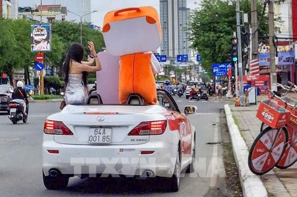 Sẽ xử lý tài xế xe Lexus chở cô gái ngồi vắt vẻo trên cửa xe ở Cần Thơ