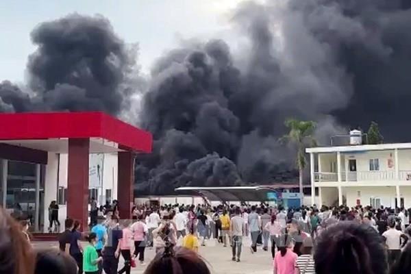 Cháy lớn tại nhà xe của công ty giày da